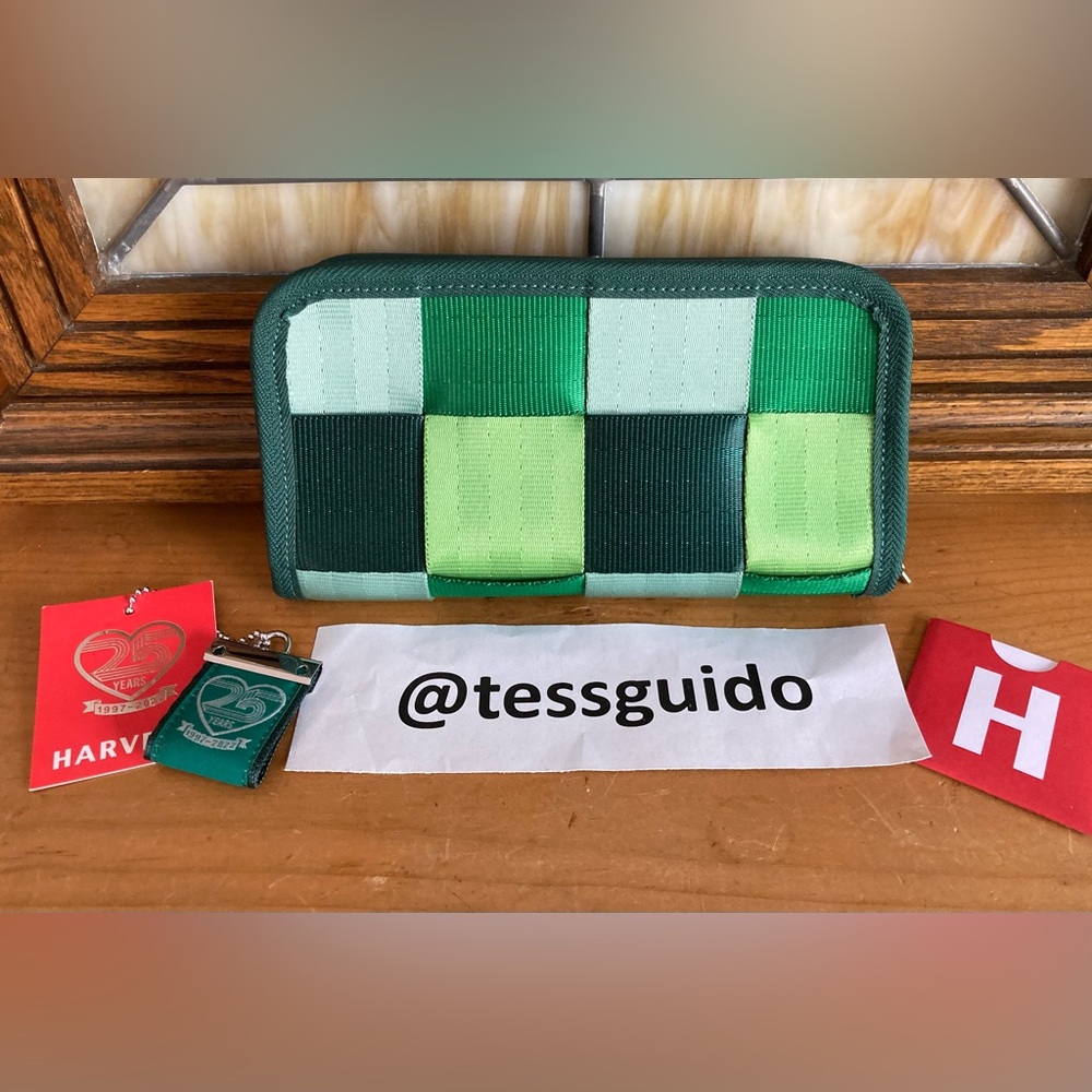 Like New EXC Harveys Mixed Greens Classic Wallet.